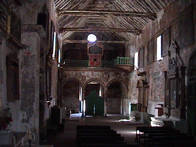 Intérieur de l'église vers la sortie
