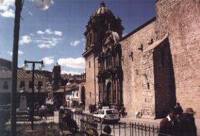 Dans la rue Mantas, l'église de la Merced