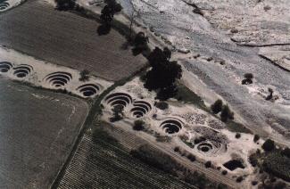 spirales et cercles concentriques descedant jusqu'aux rivières souterraines