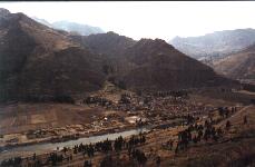 vue générale pisac village + site et fleuve Vilcanota